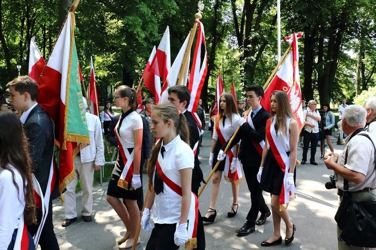 Pomniki Sienkiewicza i Kossak-Szczuckiej