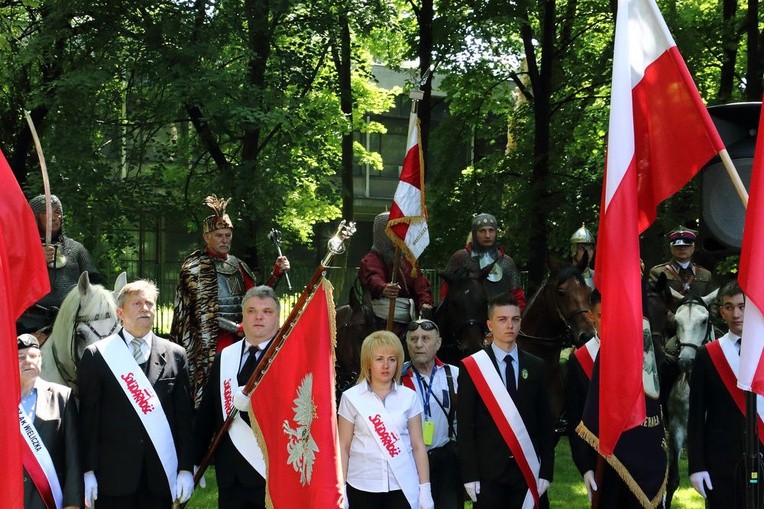 Pomniki Sienkiewicza i Kossak-Szczuckiej