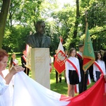 Pomniki Sienkiewicza i Kossak-Szczuckiej
