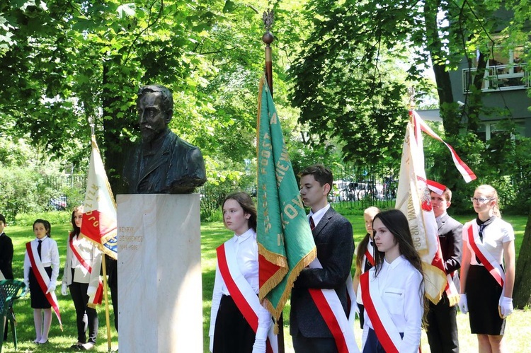 Pomniki Sienkiewicza i Kossak-Szczuckiej