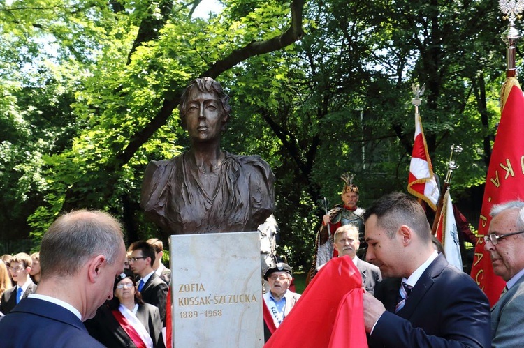 Pomniki Sienkiewicza i Kossak-Szczuckiej