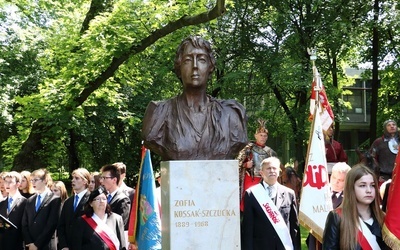 Pomniki Sienkiewicza i Kossak-Szczuckiej