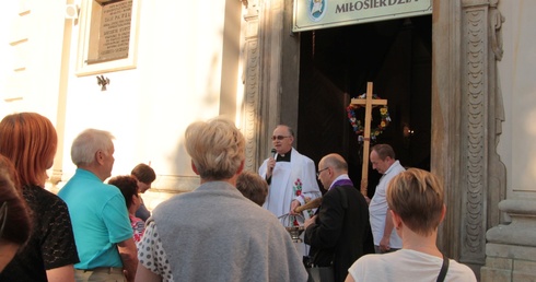 Ks. Wiesław Skonieczny wita pielgrzymów przy Bramie Miłosierdzia w łowickiej bazylice katedralnej