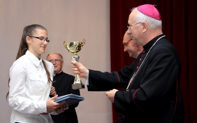 Bp Andrzej F. Dziuba wręcza Agacie Kaczmarczyk puchar za zwycięstwo w olimpiadzie