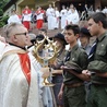 Ks. Tadeusz Słonina SDS przekazuje harcerzom rrelikwie św. Faustyny