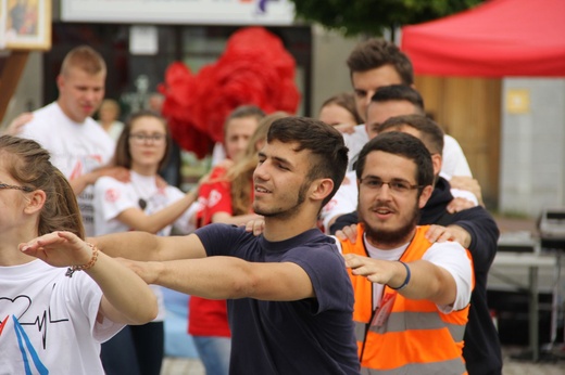 Taniec, śpiew i flagi w Brzesku