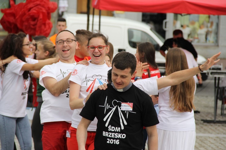 Taniec, śpiew i flagi w Brzesku