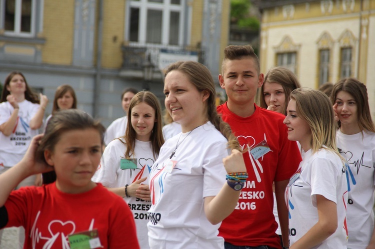 Taniec, śpiew i flagi w Brzesku