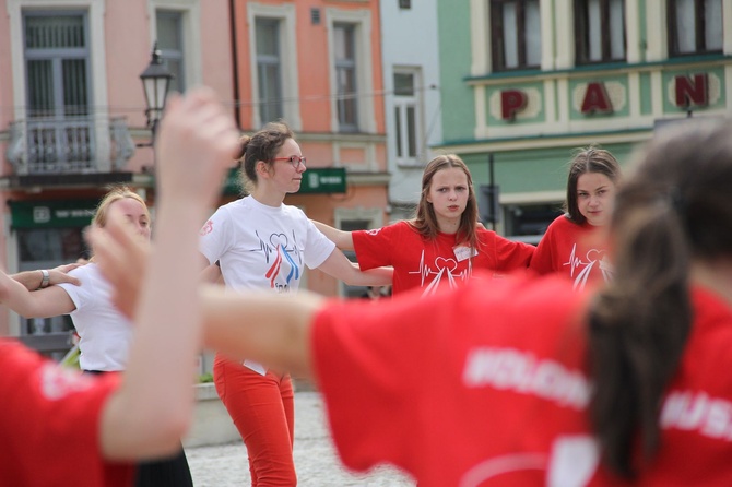 Taniec, śpiew i flagi w Brzesku