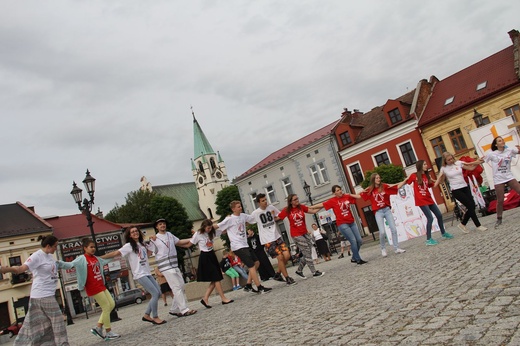 Taniec, śpiew i flagi w Brzesku