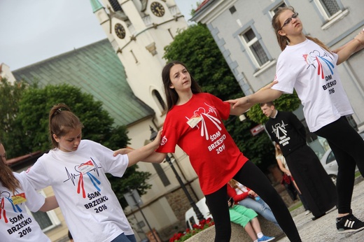 Taniec, śpiew i flagi w Brzesku