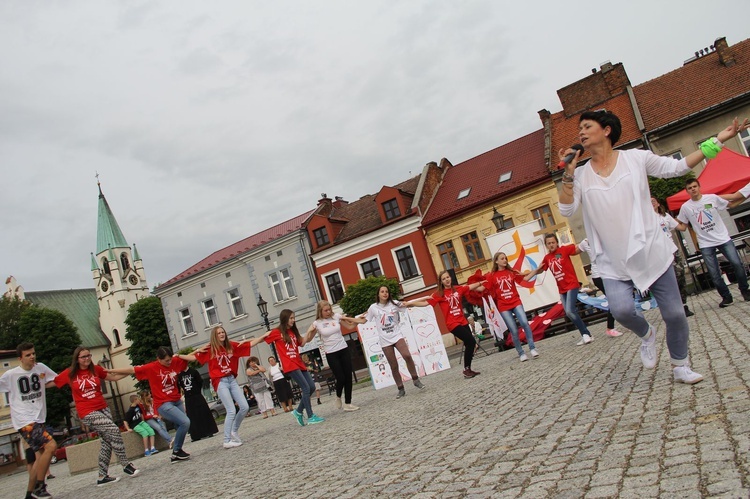 Taniec, śpiew i flagi w Brzesku