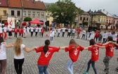 Taniec, śpiew i flagi w Brzesku