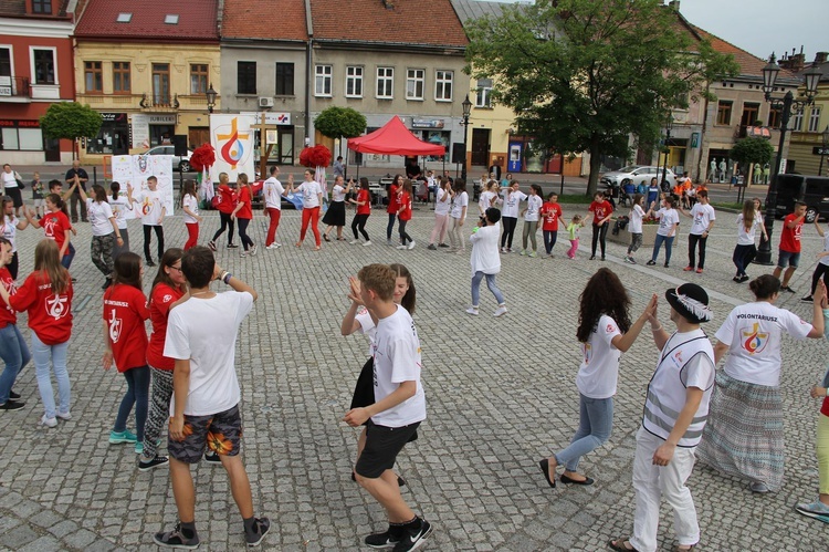 Taniec, śpiew i flagi w Brzesku