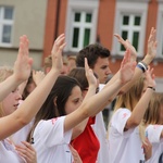 Taniec, śpiew i flagi w Brzesku