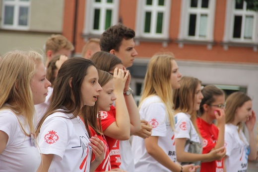 Taniec, śpiew i flagi w Brzesku