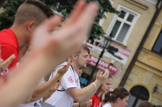 Taniec, śpiew i flagi w Brzesku