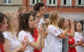 Taniec, śpiew i flagi w Brzesku