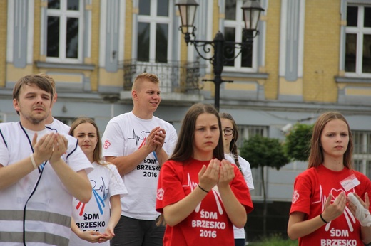 Taniec, śpiew i flagi w Brzesku