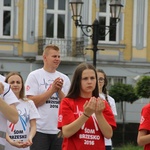 Taniec, śpiew i flagi w Brzesku