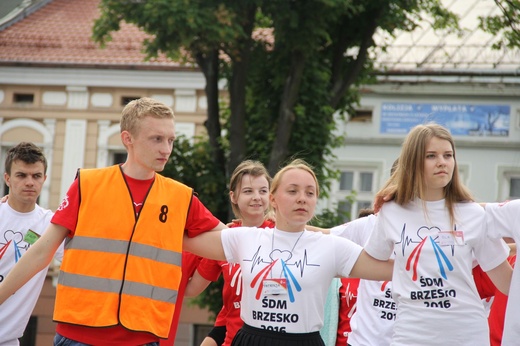 Taniec, śpiew i flagi w Brzesku