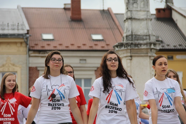 Taniec, śpiew i flagi w Brzesku