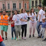 Taniec, śpiew i flagi w Brzesku