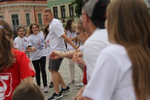 Taniec, śpiew i flagi w Brzesku