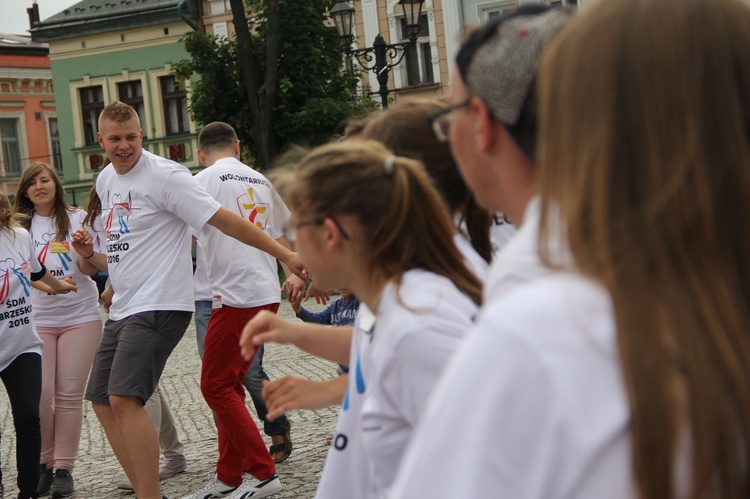 Taniec, śpiew i flagi w Brzesku