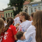 Taniec, śpiew i flagi w Brzesku