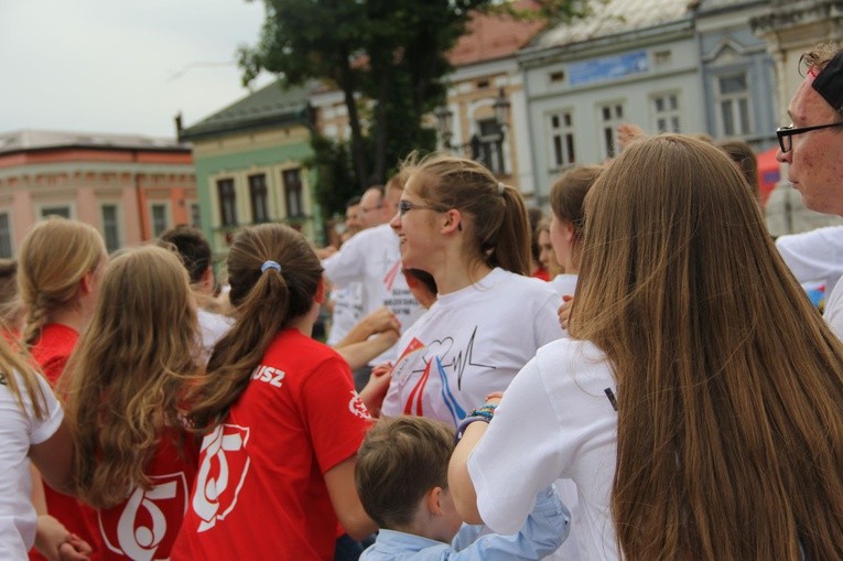 Taniec, śpiew i flagi w Brzesku