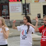 Taniec, śpiew i flagi w Brzesku