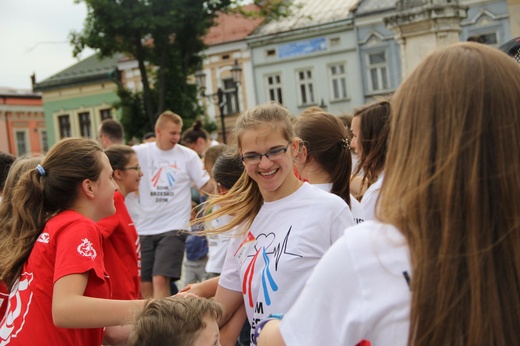 Taniec, śpiew i flagi w Brzesku