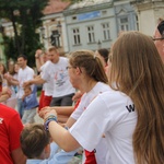 Taniec, śpiew i flagi w Brzesku