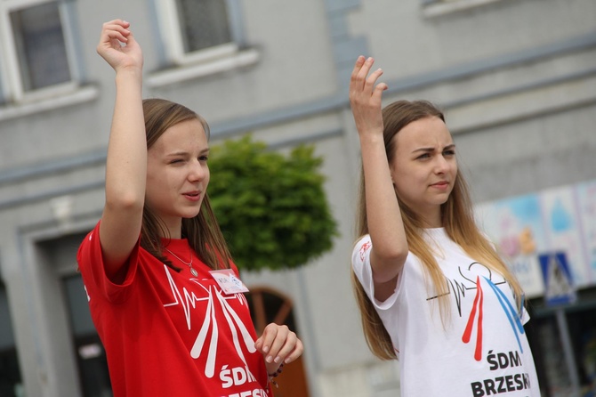 Taniec, śpiew i flagi w Brzesku