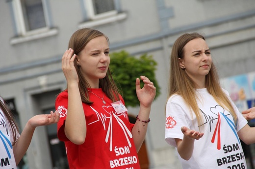 Taniec, śpiew i flagi w Brzesku