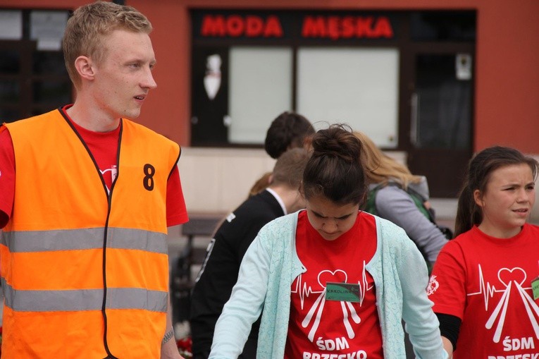 Taniec, śpiew i flagi w Brzesku