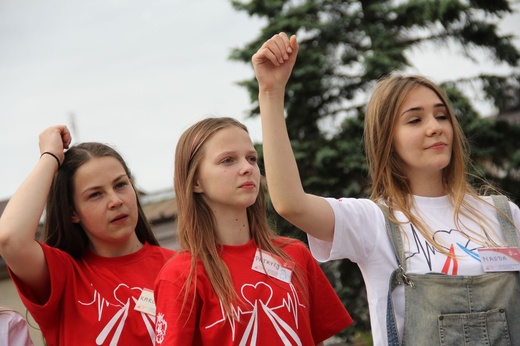 Taniec, śpiew i flagi w Brzesku