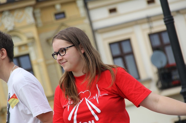 Taniec, śpiew i flagi w Brzesku