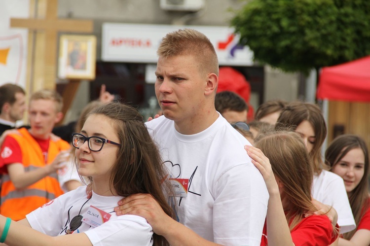 Taniec, śpiew i flagi w Brzesku