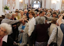 W czasie Mszy św. był taki szczególny moment, kiedy poszczególne "Margaretki" otoczyły księży, za których się modlą