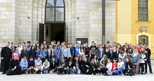 Toczy się śniegowa kula 