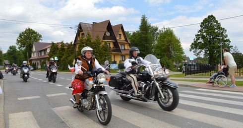 700 motorów przy kościele