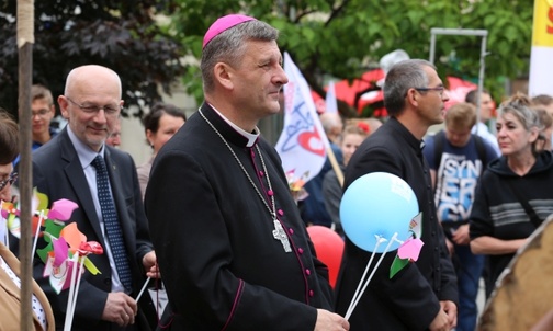 Wśród uczestników Marszu byli: bp Roman Pindel i senator Andrzej Kamiński