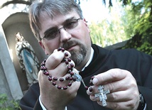 O. Jan Janus OFM Conv z różańcem, w którym są relikwie II stopnia obu męczenników.