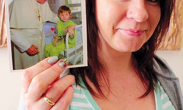 Zdjęcie papieża i Wioli jest na kartkach rozdawanych przy okazji wspomnień z wizyty Jana Pawła II w Szpitalu Dziecięcym. – Miałam wówczas 5 lat. Co myślałam? Że miły dziadek przyszedł do dzieci – uśmiecha się. Dziś jest szczęśliwą mamą i oczekuje rozwiązania.