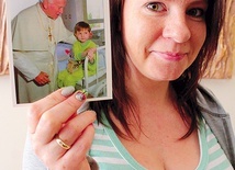 Zdjęcie papieża i Wioli jest na kartkach rozdawanych przy okazji wspomnień z wizyty Jana Pawła II w Szpitalu Dziecięcym. – Miałam wówczas 5 lat. Co myślałam? Że miły dziadek przyszedł do dzieci – uśmiecha się. Dziś jest szczęśliwą mamą i oczekuje rozwiązania.