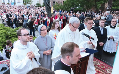 W czasie aktu zawierzenia diecezji płockiej Maryi bp. Piotrowi Liberze towarzyszyli przedstawiciele duchowieństwa, osób konsekrowanych i rodzin.