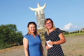 ◄	Wioletta Matunin (od prawej) i Agnieszka Hoffmann z międzyparafialnego komitetu organizacyjnego ŚDM w Świebodzinie.