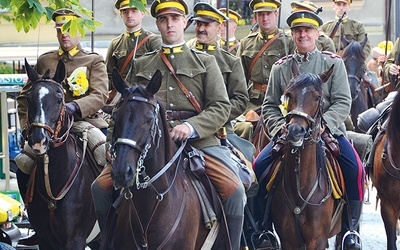 ►	Defilada grupy rekonstrukcyjnej Ułanów Jazłowieckich.